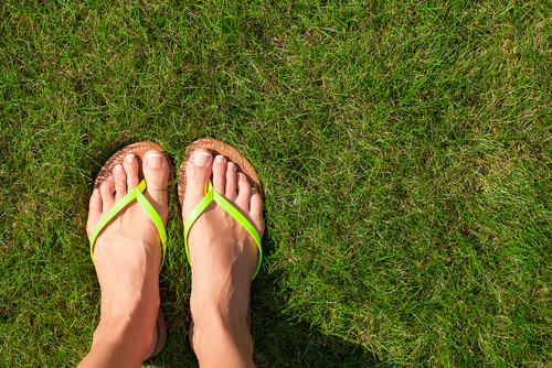 Uso de chinelos aumenta risco de lesões nos pés