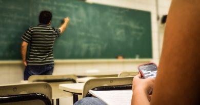 Justiça de Jacutinga proíbe uso de celular em sala de aula no município Justiça de Jacutinga proíbe uso de celular em sala de aula no município