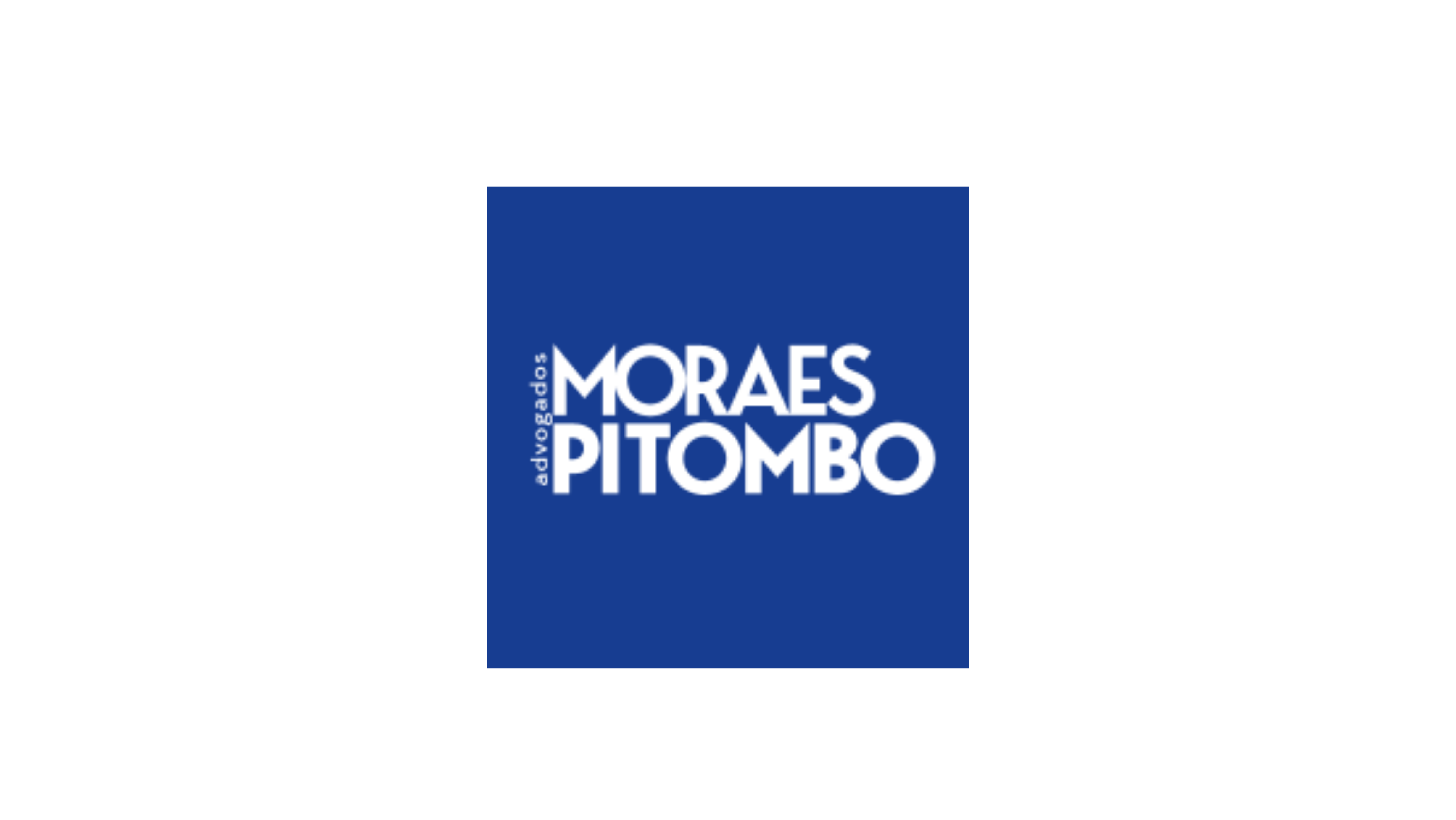 Logotipo da empresa “Moraes Pitombo Advogados”. Trata-se de um logo na forma de um quadrado na cor azul, com as palavras “Moraes Pitombo Advogados” escritas dentro desse quadrado.