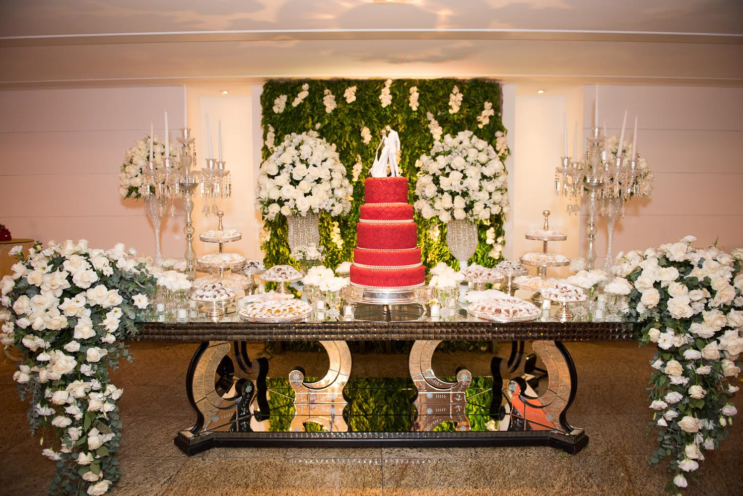 Decoração mesa do bolo dos noivos - Festejare Decorações e Flores