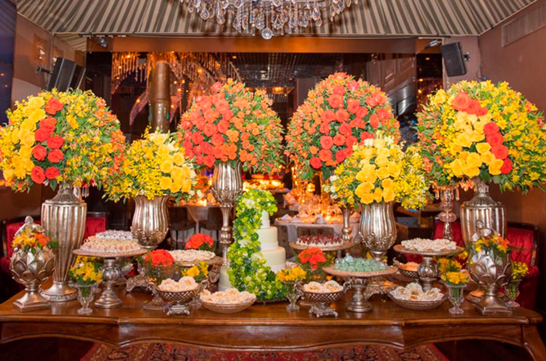 Mesa do bolo dos noivos - Festejare Decorações e Flores