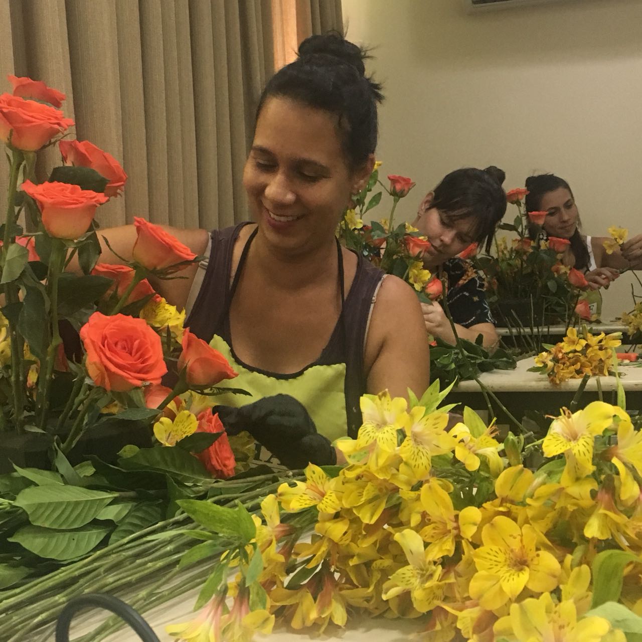 Aluna do curso técnico profissionalizante em arte floral para decoradores de eventos confeccionando arranjo